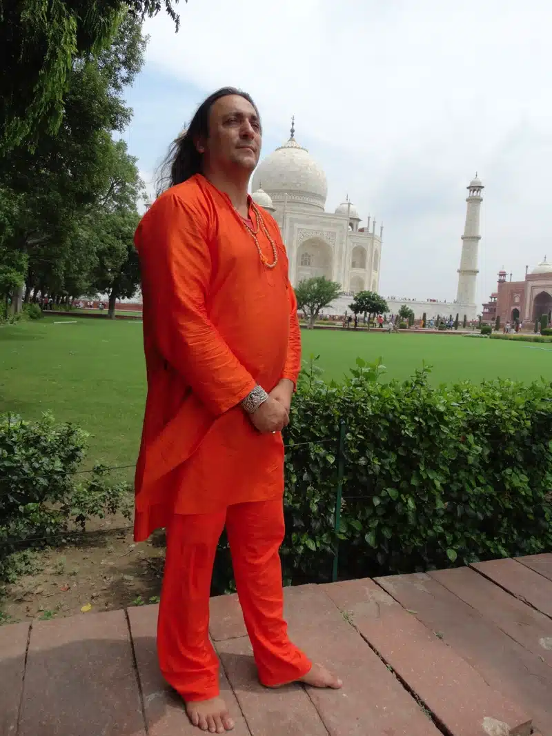 Davide R. Diesi (Swami Amrirananda) in posa al Taj Mahal | AGRA