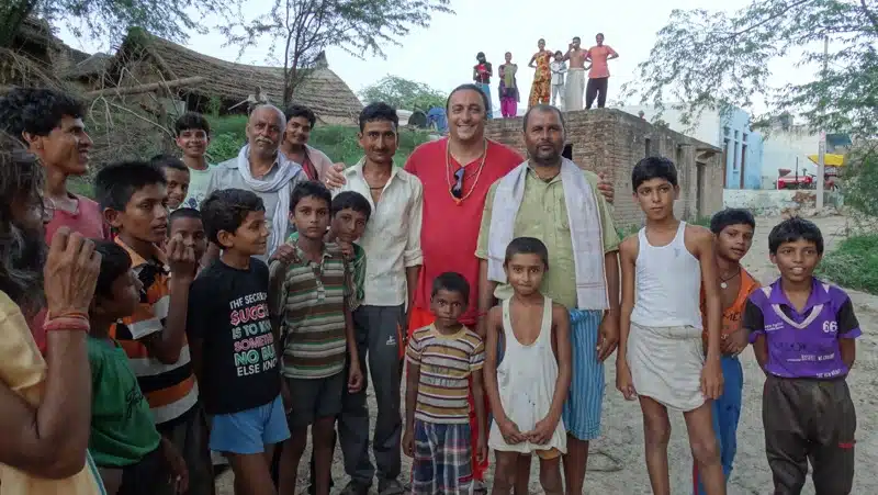 Swami Amrirananda (Davide R. Diesi) con Yogi Guru e i ragazzi del Villaggio di Dholpur