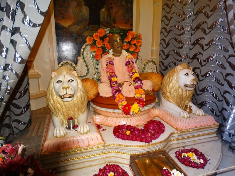 Statua di Prabhupada nel tempio di KRISHNA a VRINDAVANA