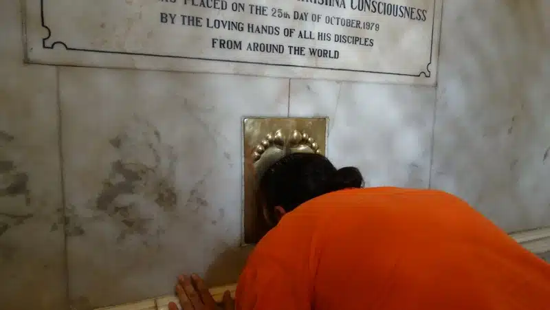 Davide R. Diesi (Swami) in Pranam su tomba di A.C. BHAKTIVEDANDA SWAMI PRABHUPADA