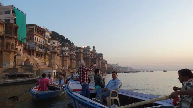 I ghat di Varanasi lungo la sponda occidentale del sacro Gange