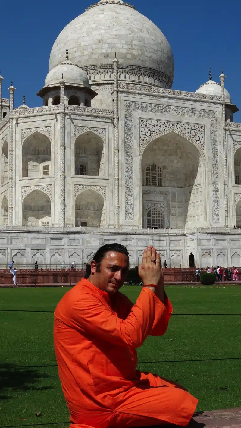 Swami Davide R. Diesi (Amrirananda) nel saluto del Pranam davanti al famoso Taj Mahal | AGRA