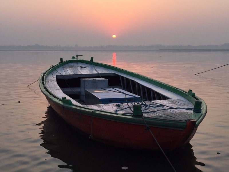 Una delle barche in legno di Varanasi che al mattino presto ancora riposano prima dell'arrivo dei numerosi turisti