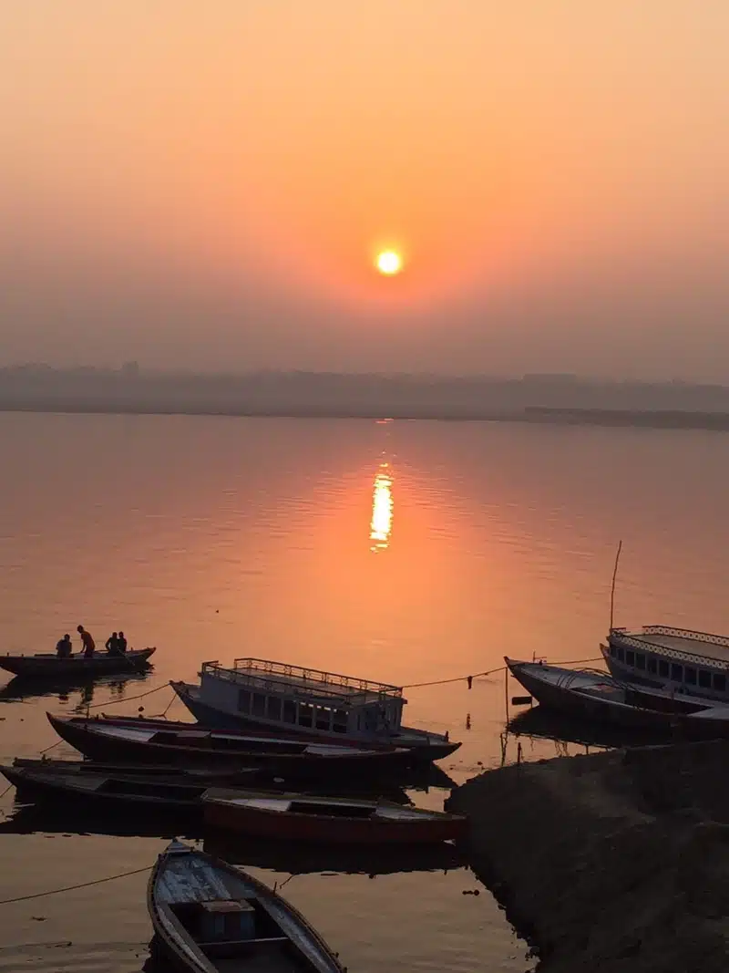 Il sole di Varanasi al mattino presto chiamato anche Occhio di Shiva