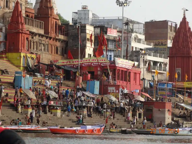 I ghat di Varanasi lungo la sponda occidentale del sacro Gange