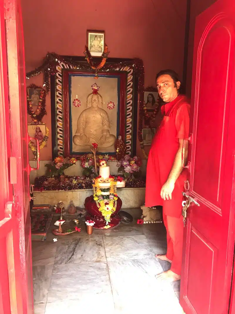 Swami Amrirananda in Pranam dentro alla Tomba Mahasamadhi di Sri Yukteswar Giri Ji. - a Puri nell'Orissa