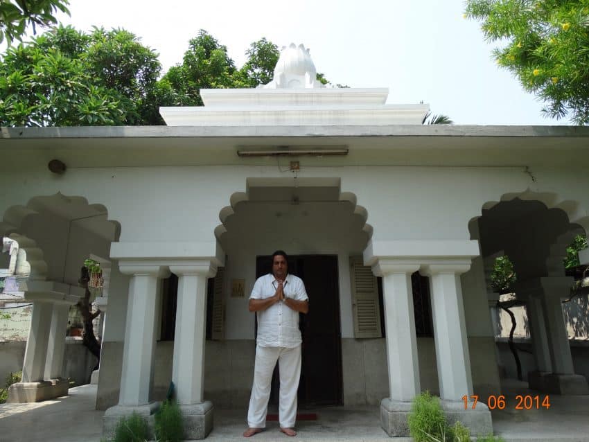 Davide R. Diesi (Swami) in saluto di Namaskara | SRI YUKTESWAR MEMORIAL TEMPLE SERAMPORE 2014