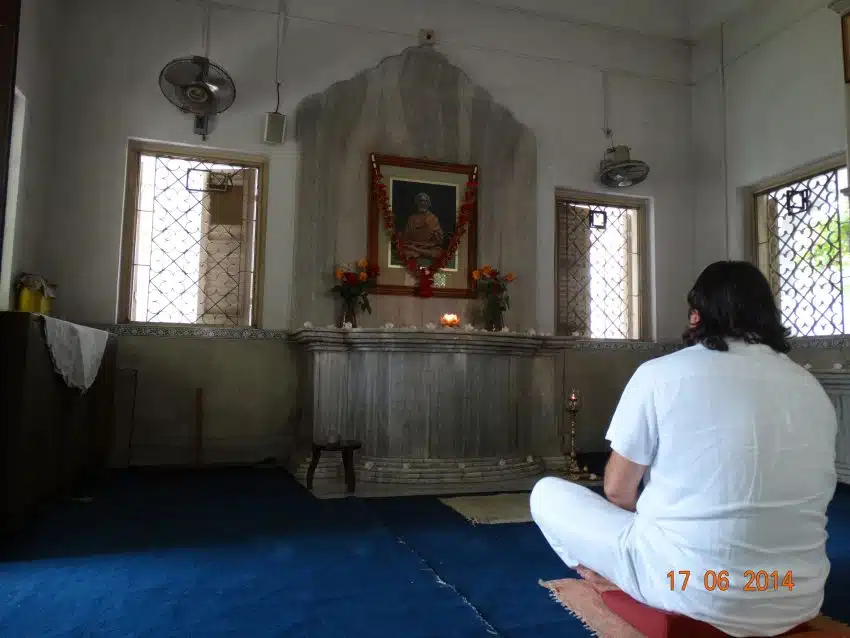 Davide R. Diesi (Swami) di fronte all’altare memoriale di Sri Yukteswar Giri| SRI YUKTESWAR MEMORIAL TEMPLE SERAMPORE 2014