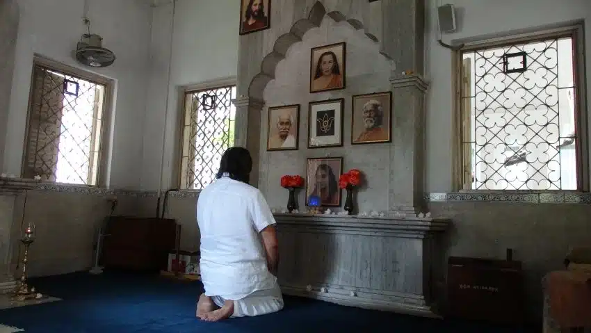 Davide R. Diesi (Swami) di fronte all’altare dei Maestri del sacro Lignaggio Giri | SRI YUKTESWAR MEMORIAL TEMPLE SERAMPORE 2014