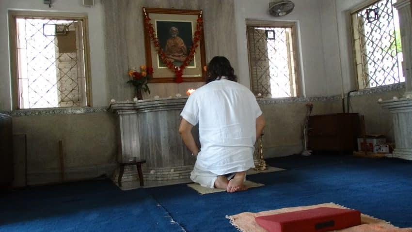 Davide Russo Diesi a Dakshineswar Ashram - in meditazione YOGA del RESPIRO