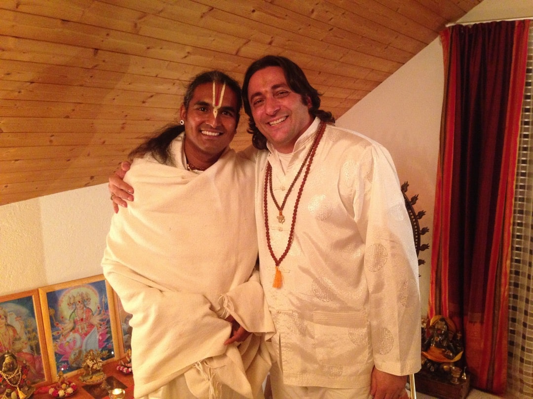 Davide Russo Diesi (Swami Amrirananda) in una foto amichevole con Paramhamsa Vishwananda