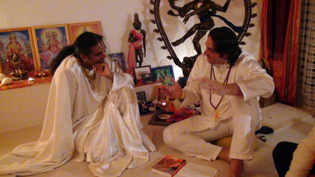Davide Russo Diesi durante l'intervsita a Paramahamsa Sri Swami Vishwananda