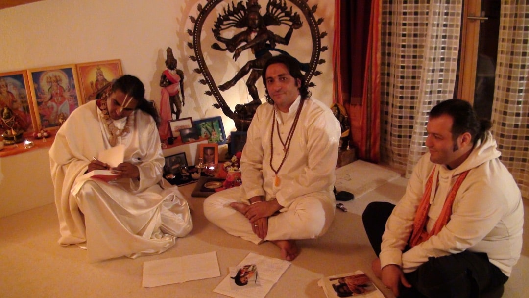 Paramahamsa Sri Swami Vishwananda, Davide Russo Diesi e Angelo delle Cave durante l'intervista