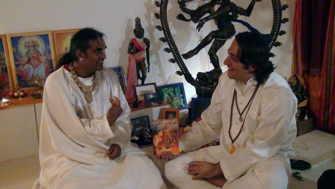 Davide Russo Diesi durante l'intervsita a Paramahamsa Sri Swami Vishwananda