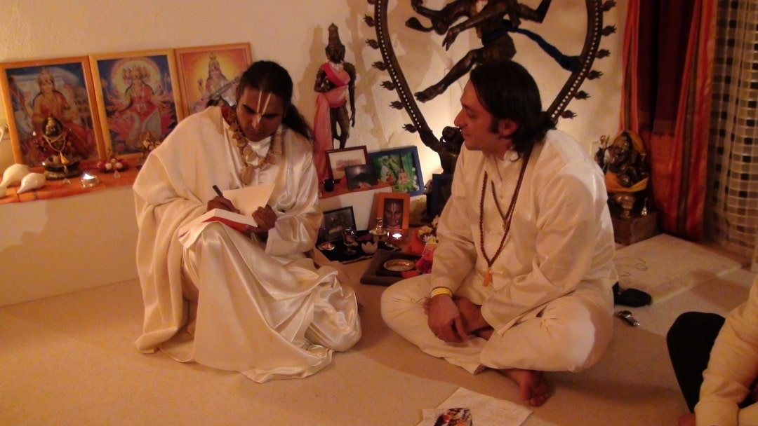 Paramahamsa Sri Swami Vishwananda mentre autografa il suo libro a Davide Russo Diesi