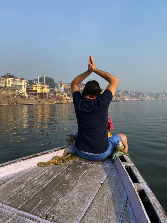 Davide R. Diesi in escursione con la barca sul fiume Gange | VARANASI 2020