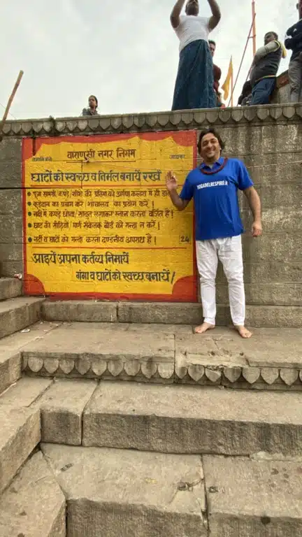 Davide R. Diesi a Varanasi nei pressi del Ghat più famoso del Tempio di Shiva