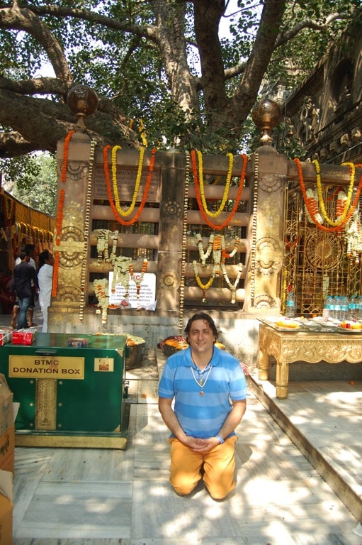 Davide R. Diesi a Bodh Gaya davanti all'albero di Body. Sotto questo albero il Buddha raggiunse l'illuminazione.