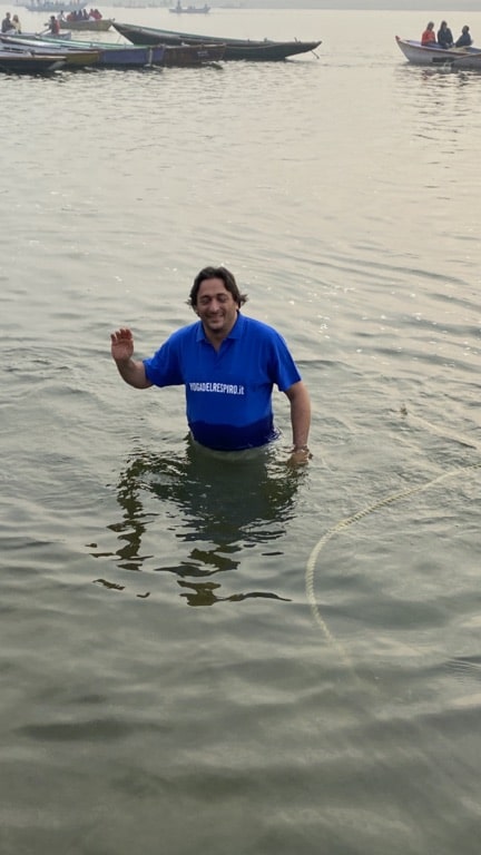Davide R. Diesi nel fiume Gange, rito dell'abluzione del mattino | VARANASI 2020