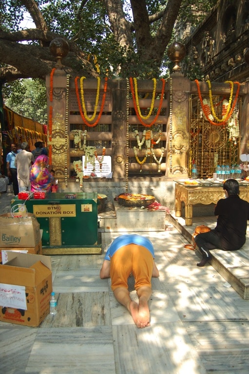 Davide R. Diesi in Pranam di devozione davanti al Tempio sacro di Bodh Gaya , Bodh Gaya è la città dove il Buddha raggiunse l'illuminazione. Città dell'India di 45.349 abitanti, situata nel distretto di Gaya, nello stato federato del Bihar.