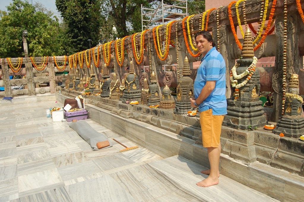 Davide R. Diesi davanti al Tempio sacro di Bodh Gaya , Bodh Gaya è la città dove il Buddha raggiunse l'illuminazione. Città dell'India di 45.349 abitanti, situata nel distretto di Gaya, nello stato federato del Bihar.