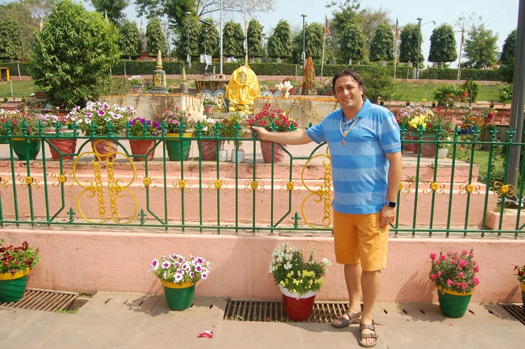 Davide R. Diesi a Bodh Gaya nel giardino fiorito vicino all'albero di Body dove il Buddha raggiunse l'illuminazione.