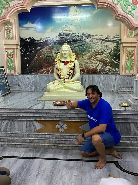Davide R. Diesi nella casa di Lahiri Mahasaya davanti alla statua di Babaji a Benares | Guru di Sri Yukteswarji