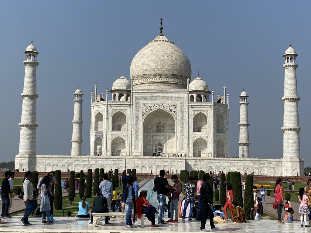 Taj Mahal è un mausoleo situato ad Agra, nello stato dell'Uttar Pradesh (India settentrionale), costruito nel 1632 dall'imperatore moghul Shāh Jahān
